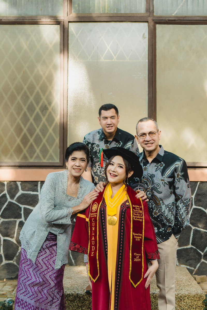 Aesthetic Graduation Portraits